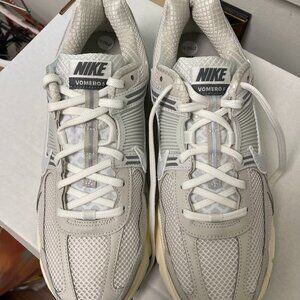 Brand New Women's Nike Vomero 5 Sneakers Size 9.5